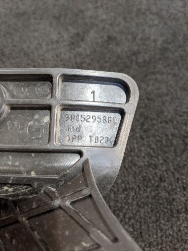 CITROEN C4 CACTUS MK1 E3 N/S PASSENGER SIDE LEFT WING SUPPORT MOUNT