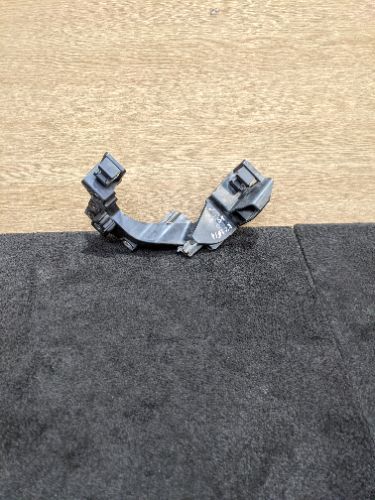 KIA CEED MK2 JD N/S PASSENGER SIDE LEFT HEADLIGHT SUPPORT BRACKET