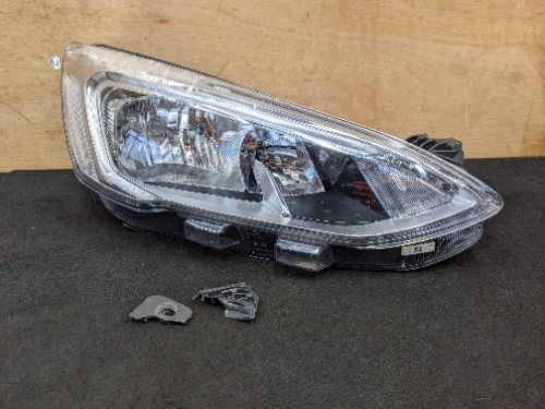 FORD FOCUS MK4 C519 O/S DRIVER SIDE RIGHT HEADLIGHT (DAMAGED)