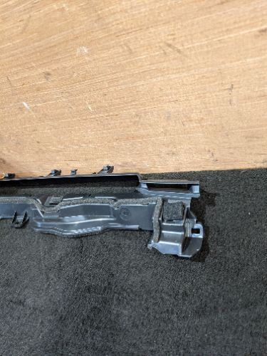 TESLA MODEL Y EV 5YJY FRONT DASH WINDSHIELD BLOW FINISHER BRACKET