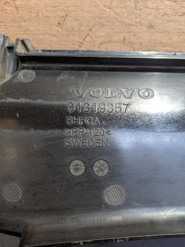 VOLVO V40 MK3 D3 2.0 DIESEL AIR INTAKE DUCT GUIDE