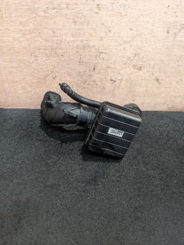 BMW 5 SERIES MK6 F10 AIR INTAKE HOSE DAMPER