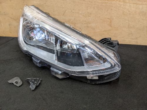 FORD FOCUS MK4 C519 O/S DRIVER SIDE RIGHT HEADLIGHT (DAMAGED)