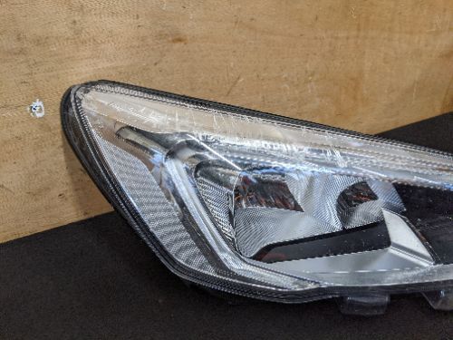 FORD FOCUS MK4 C519 O/S DRIVER SIDE RIGHT HEADLIGHT (DAMAGED)